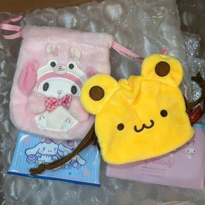 这两只束口袋真的太戳我了！选用高密度帆布材质，抽绳顺滑不卡顿，内里还有贴心暗袋设计。通勤时装化妆品、出差当收纳包、周末逛街直接手拎——轻便能装还不易撞款，年末折扣入手性价比超高！