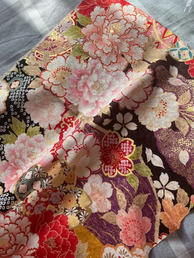 一见钟情的美丽布料，是京友禅工艺的银通正绢，很适合做娃衣或者手工艺品。下单到发货再到收货的流程非常顺畅，时效也很快，价格合适，非常满意的一次购物，会继续使用挖煤姬的?