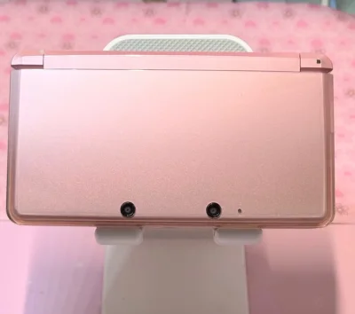 心心念念的粉色3DS！从刷到平台上的商品图就被复古设计种草，纠结好久终于下手。实物比想象中更精致，屏幕清晰，按键手感超棒！实物是超温柔的樱花粉，成色很新，屏幕完好无划痕，拿在手里小巧又可爱，一打开就沉浸在复古游戏的快乐里～满足感满分！
必须夸夸挖煤姬日淘的服务：客服...