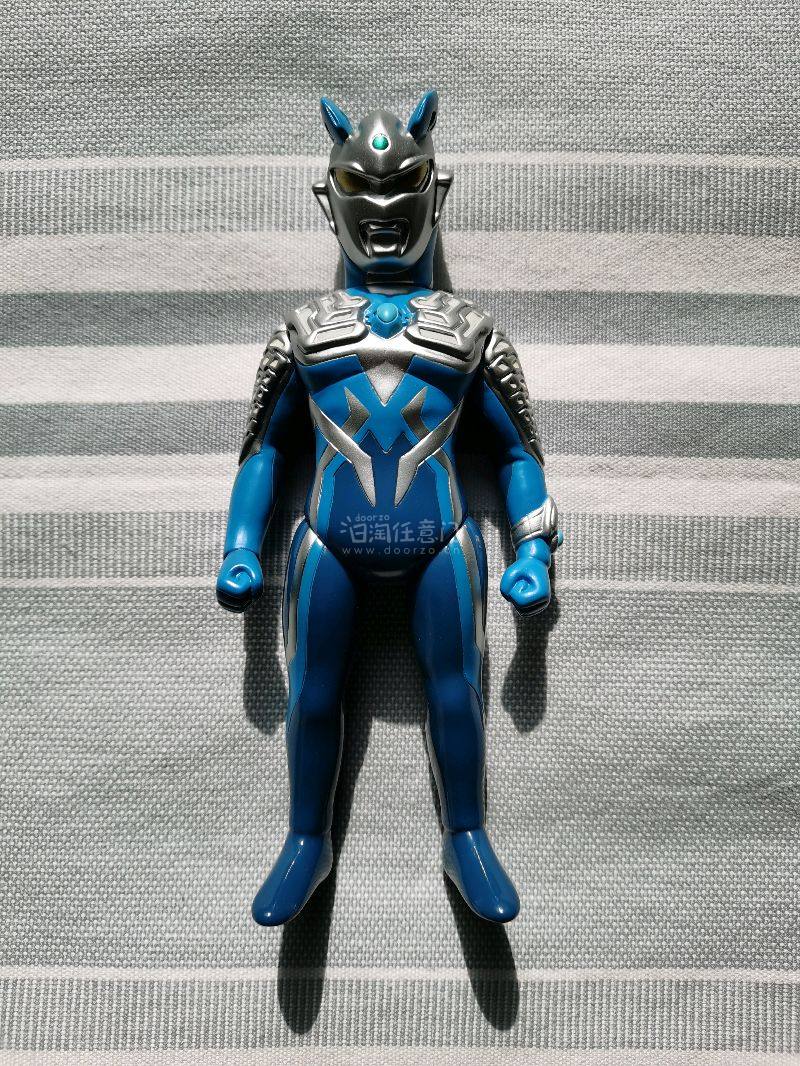 公牛社赛罗，月神形态，蛮早的复古胶了，蓝色非常好看，主观觉得比日冕和普通形态都好看，物流打包结实一些发过比较快，很棒。