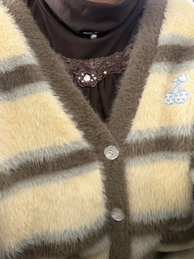 这套穿搭温柔又精致：棕调内搭的蕾丝珍珠装饰好戳少女心，毛绒开衫的奶咖配色软乎乎，刺绣更添甜美元气，整体氛围又暖又嗲~