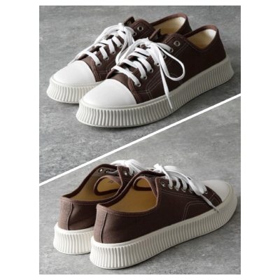 这双棕色帆布板鞋，是我寻觅已久的“万能基底”。开箱时，它散发着一股干净的棉帆布气息，颜色是温暖复古的深咖色。上脚瞬间，轻便得几乎感觉不到重量，经典的橡胶鞋头包裹感十足。最妙的是它的搭配魔力——无论是搭配米色休闲裤营造慵懒感，还是与蓝色牛仔裤碰撞出复古活力，甚至意外地...