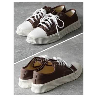 这双棕色帆布板鞋，是我寻觅已久的“万能基底”。开箱时，它散发着一股干净的棉帆布气息，颜色是温暖复古的深咖色。上脚瞬间，轻便得几乎感觉不到重量，经典的橡胶鞋头包裹感十足。最妙的是它的搭配魔力——无论是搭配米色休闲裤营造慵懒感，还是与蓝色牛仔裤碰撞出复古活力，甚至意外地...