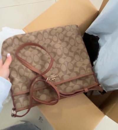 这次在挖煤姬淘的俩Coach包包终于漂洋过海到我手上啦！下单的时候还在嘀咕国际物流会不会慢吞吞，结果选了老搭档EMS，居然7天就稳稳到了，开箱那刻直接快乐翻倍~

先拆第一个包——经典的卡其老花托特，拿到手质感比图片还惊艳，帆布老花印得特别规整，棕褐色的皮质包边摸起...