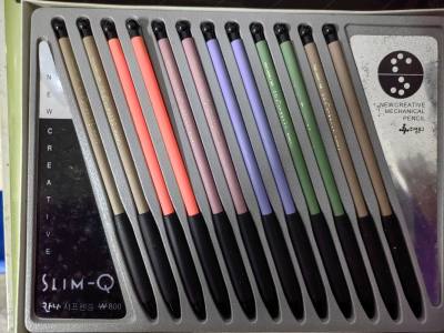 细长自动铅笔很好用。