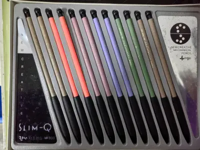 书写感觉很好，握着很舒服，包装很漂亮，辛苦商家了。笔是双敲出芯，细长杆，颜色也挺好看。以后有这样的商品还会购买。