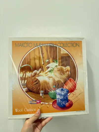 今天收到的竹蜻蜓也是只有一副图～是正方形的村松诚的猫～他笔下的猫猫都好惬意～超级可爱得一幅图，非常期待成品