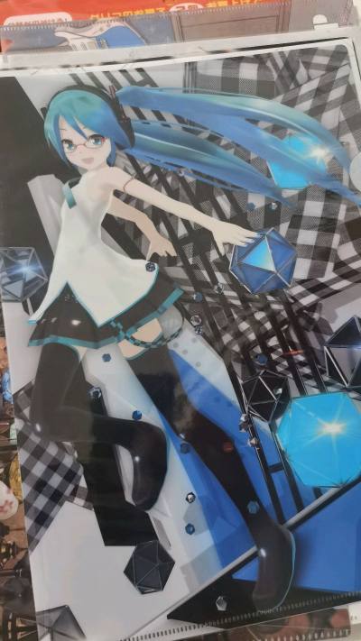 在挖煤姬抢到的初音未来限定文件夹太可爱了！经典公式服插图，颜色鲜艳，防水材质很实用。最感动的是打包，用硬纸板完美加固，漂洋过海边角依旧笔直，毫无压痕。物流信息清晰，体验超棒，会再光顾！