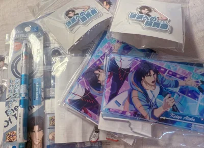 2025的最后一次清货到手啦～这次最期待的就是新网球王子和uni的联动款自动铅笔，即实用还有迹部的头像在笔身，超级好看。这次队服系列还出了同款的亚克力戒指，好特别，没忍住入手了两个哈哈。挖煤姬的包装还是一如既往的优秀，塞了好多气泡做保护，让人很放心