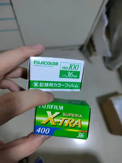 这次选择的分开寄回，第一次选了ems，收件后第二天就到hg审核了，重量不多，价格跟小航空差不多，值得试试。