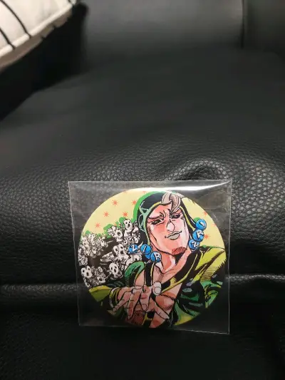 自从用了挖煤姬，就一直不停挖根本停不下来，可以买到很多不常见的吧唧和制品。
dio的雕金冰箱贴工艺完美，放在痛柜一本满足