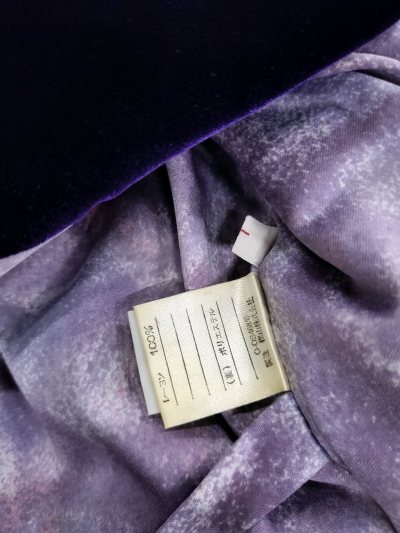 非常好的购物体验海淘的二手皮草太惊喜了！毛质浓密顺滑，光泽感十足，完全看不出是二手，品相远超预期～ 摸起来软糯亲肤，没有异味，细节做工也很精致，缝线工整，五金没有氧化痕迹。上身版型利落，保暖性超强，冬日氛围感直接拉满，性价比绝了，已经推荐给同样喜欢皮草的朋友，会回购...