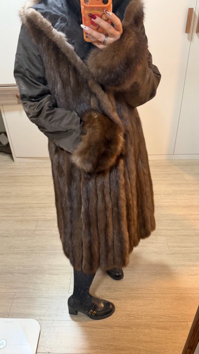 在这个网站上不是第一次购买了，每一次基本上都是买皮毛大衣，这一件皮毛大衣的穿着还是很舒适的，尤其是款式也比较显瘦