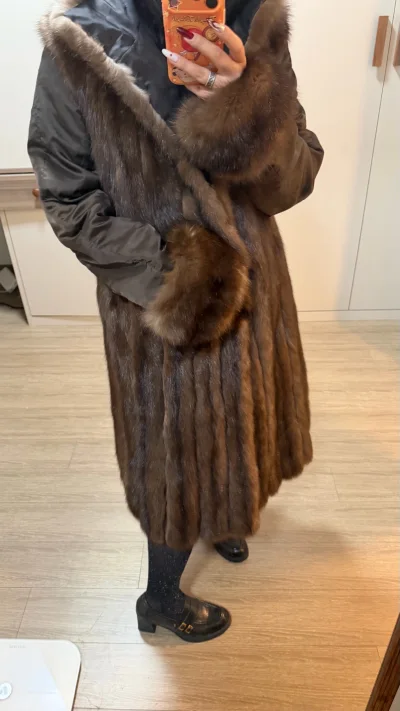 在这个网站上不是第一次购买了，每一次基本上都是买皮毛大衣，这一件皮毛大衣的穿着还是很舒适的，尤其是款式也比较显瘦