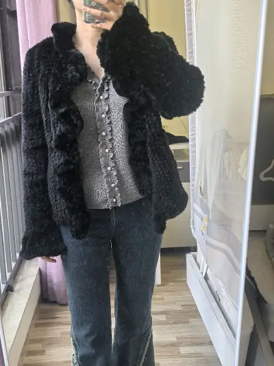 广东的冬天遥遥无期，目前能穿的上的就是我这次在挖煤姬淘的编织貂绒，木耳边很娇俏，有鱼丝扣冷了可以扣上，做工还是很精致的。挖煤姬老朋友了，用得越来越顺手，多发点券就更好了！