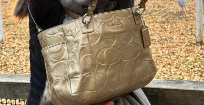 我最近在“挖煤姬”平台购买了一只Coach中古包，整个购物体验非常满意。这只包是经典的托特包型，深棕色皮革搭配简约金属扣，复古感十足。收到实物后，皮质依然柔软有光泽，内里干净，只有轻微使用痕迹，整体保养得非常好。物流包装也很仔细，防尘袋和填充物都很到位，完全没有压痕...