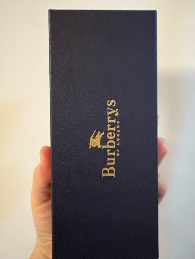 作为礼物购入，收到后非常惊喜。包装精美，笔袋实物比图片更有质感。格纹经典耐看，做工无可挑剔，朋友很喜欢，是一次完美的购物体验。