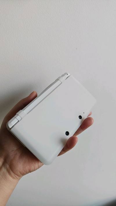 还是第一次买这个颜色，真挺好看的。不过整体虽然很新，却是有一点小小的瑕疵，就是这个面板还是有点儿裂。
我查了一下，是属于通病了。应该是本身做工的问题，不是卖家的问题。
在任意门买了几次游戏机了，这次还算满意，我选的是EMS。 倒挺快的。大概是发货后7天左右到的～购物...