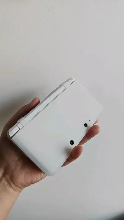 还是第一次买这个颜色，真挺好看的。不过整体虽然很新，却是有一点小小的瑕疵，就是这个面板还是有点儿裂。
我查了一下，是属于通病了。应该是本身做工的问题，不是卖家的问题。
在挖煤姬买了几次游戏机了，这次还算满意，我选的是EMS。 倒挺快的。大概是发货后7天左右到的～购物...