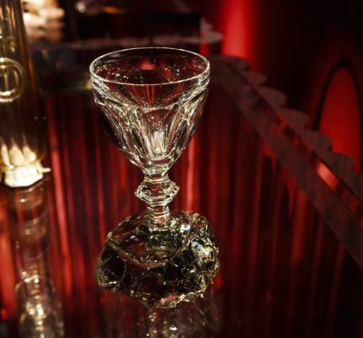 优雅轮廓和精致六边形切割设计结合，方中见圆的造型在稳重中透露出点点趣味，为品酌时刻增添迷人的视觉美感和别样享受