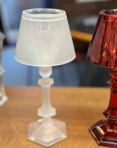 巴卡拉热情之火烛台，巴卡拉250周年超级限量版，非常温柔的奶白色磨砂水晶，Strack签名，每一只都有独立身份编码和证书，已绝版不再生产，全新品相