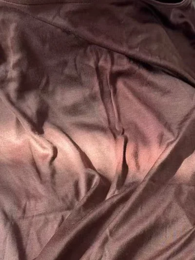 又是一次很好的购物体验，收到货跟图片一致，面料在阳光下也被衬的很美，一点都不廉价，细节也很满意，以上