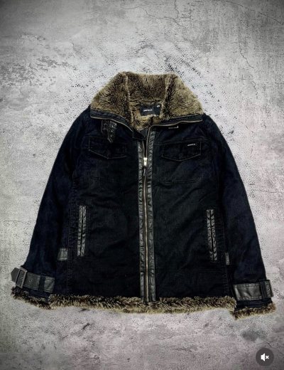 衣服整体版型可以，且比较厚实，防风，作为 gal 系的外套来说很好看，表面是灯芯绒，领口还有人造毛毛。