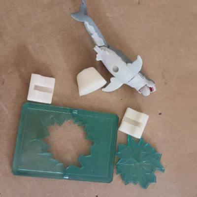 这套小鲨鱼好像是扭蛋的，造型很逼真的同时质量是很好的，摸着质感也棒，完全没有很塑料的感觉，是软胶，很好玩。真的很感谢平台，让我买到正版。