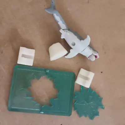 这套小鲨鱼好像是扭蛋的，造型很逼真的同时质量是很好的，摸着质感也棒，完全没有很塑料的感觉，是软胶，很好玩。真的很感谢平台，让我买到正版。