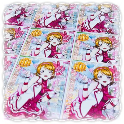 在任意门刚到手的小泉花阳小卡也太绝了！HR闪卡的质感直接美到失语✨ 粉白裙装+大蝴蝶结元气值拉满，满屏都是甜妹暴击~印刷超清晰，柄图细节一点没糊，到手直接幸福感爆棚！这波谷子入得值到想按头安利！