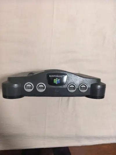 这次来的又是一台任天堂N64主机，哈哈我对任天堂的游戏机真的是大爱啊！机器成色非常好，打包仔细无任何缺肉现象。机器操作功能一切正常，拿到手里非常爽！