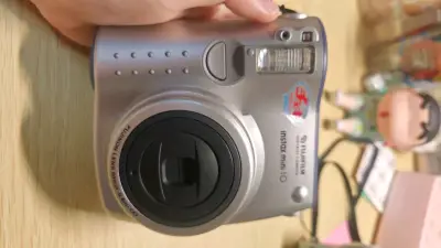 第一次海淘购买了拍立得nimi10和20颜值戳中审美，操作简单新手也能驾驭，出片色调柔和有氛围感，随手定格日常瞬间超有仪式感，每一张实体照片都藏着温暖回忆，真心推荐～