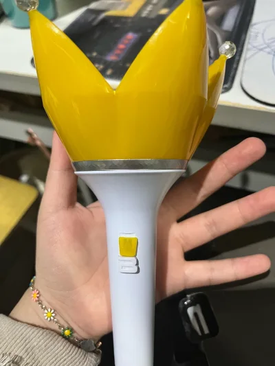 蹲到心仪的明星周边！“挖煤姬”入手的海报材质厚实，明信片图案高清，发货快还裹了泡泡膜，到手完好无损，追星人狂喜～