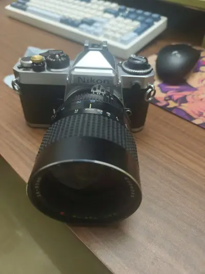 海淘的相机，成色非常好，价格也很实惠，物流也算比较快，包装的非常给力，一点没有破损,总得来说是非常好的一次购物体验，一个相机三个镜头超值，就是135 2.8镜头有一点霉