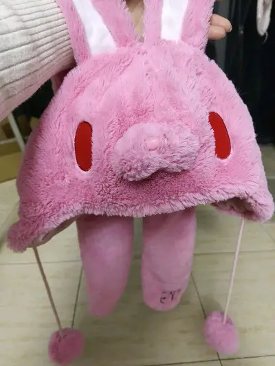 在挖煤姬上买了喜欢的泛用兔帽子，超级可爱特别喜欢，包装的很好用纸箱打包，箱子很厚实胶带贴的很牢固，很安全到达手上。