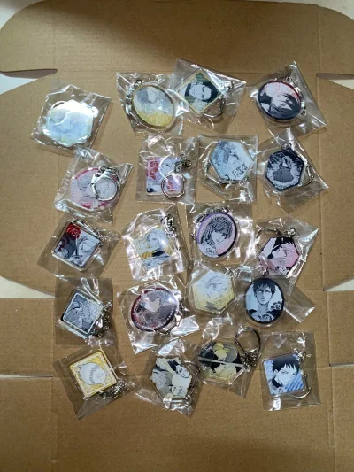 骏河屋切了一整套蔷薇王抽赏挂件！基本都是全新未拆！琳琅满目就像小糖果一样特别貌美！
还切了灰原哀3coins联名吧唧！初登场原画实在美貌！