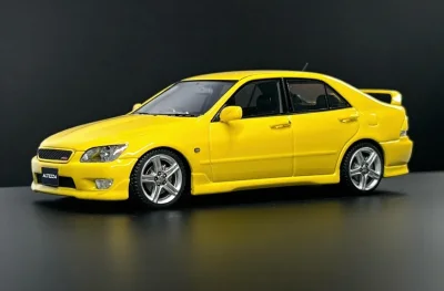 本次展示的这台Toyota Altezza模型是来自MARK43的1/43树脂模型。Altezza一直是我心目中最美丽的运动型轿车，与她的欧洲竞争对手相比较起来多了一份东方的内敛，但搭配了黄色车漆又非常张扬个性，这种水火交融的感觉实在是令人欲罢不能。回到模型，因为是...