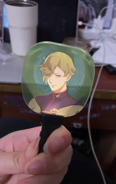 入了一批自推的谷子！莺丸的手灯深得我心！拔掉绝缘插片后即可打开！闪闪的很有陪伴感！
还购入了蔷薇王的cafe杯垫！也是十分美丽！