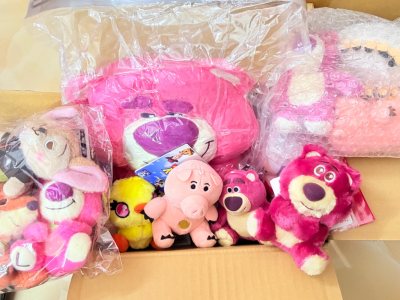 新一期小包海淘开箱，毛绒绒的小挂件超可爱，运费很划算的小包，算下来一个运费真的超便宜，可太喜欢海淘了吧！小包包装也是超好的，会有泡沫膜垫底和铺面！完全不用担心毛孩子会受伤！