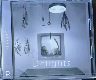 最近在亚马逊日本站入手了R sound design的Vocaloid专辑《Quartia》和《Delights》，这几张一直是我收藏列表中很想入手的CD之一。下单过程很顺利，价格也合理，从日本直邮过来大约用了一周时间，物流速度还是让人满意的。
包装方面卖家很用心，...