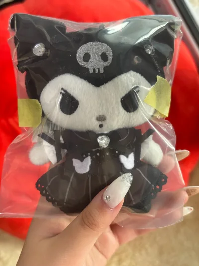 苦苦在煤炉上蹲守这一款库洛米挂件，看见直接在挖煤姬切掉了，切煤速度很快，后期的拍照服务也很贴心。
物流两周左右顺利到达！喜欢！?
物流包装也很严实，拿到手迫不及待拍摄返图！期待剩下的几个包裹！！