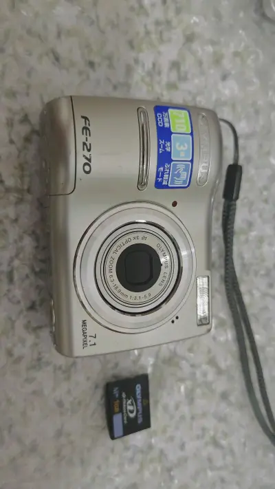 又是1台复古的奥林巴斯小CCD，像素不是很高，但是拍出来的成片非常的复古，成色也很新，还带了内存卡，这个内存卡市场价格也挺高，而且加了气泡纸缓冲，送过来也没有什么损坏。