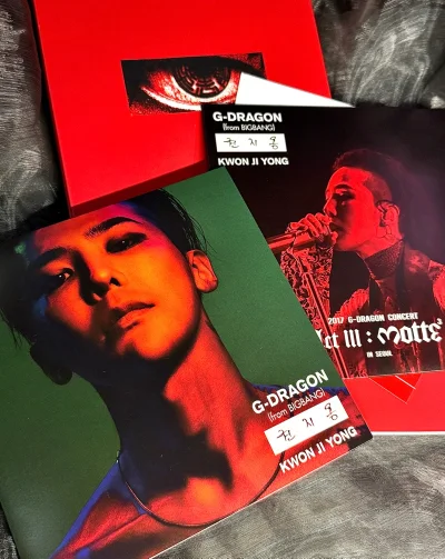 好价切到了kwonjiyong的首发限定日专～个人眼里GD艺术性最高的专辑，从歌曲到概念，连写真都是最美证件照级别～
同箱还有bigbang的+a演唱会专辑，同样配置齐全，cd海报写真都有。以及今年的ubermensch场贩明信片?
发货用了大小刚好合适的纸箱，东西...