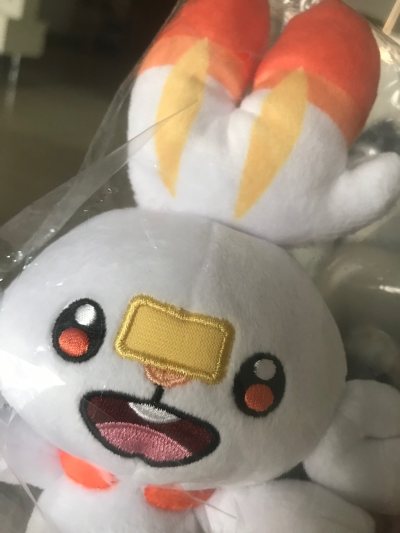 在煤炉上切了一个比较罕见的炎兔儿玩偶，是买家在藏寿司用餐的赠品。赶上竹蜻蜓运费减免，快递也迅速。货物包装很严实，工作人员为了防水在玩偶外面又套了一层塑料袋，非常满意这次购物。