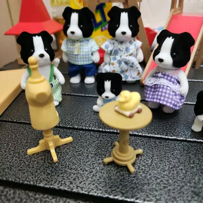 价格不低，但是算下来比国内便宜一点。还能收到自己玩具缺的小配件已经满意了。这样我的玩具就不差配件了。