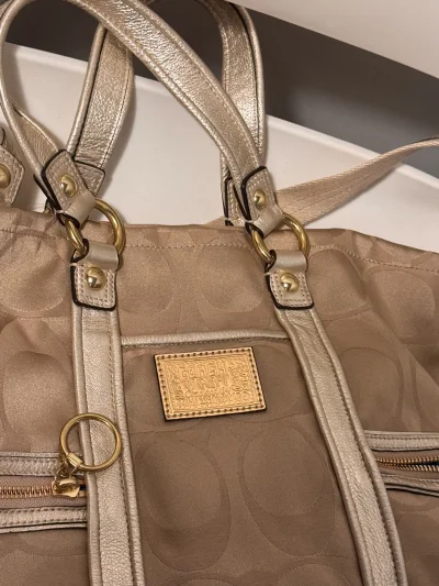 夏天的时候使用挖煤姬平台挖到了大漏，这个coach中古包不到三百块拿下，全新带标签卡片，不要太香。物流也是超级快。