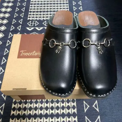 入手了两双一直在 Wishlist 上躺了很久的鞋：
① NEEDLES × Troentorp Clog-Smooth
② mastermind japan × visvim 7 Hole Boots

两双完全不同风格，但各自都强得离谱。

NEEDLES × ...