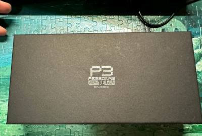 1这款结城理mp3模型周边真的戳中本命！包装是定制的主题礼盒，拆开超有仪式感，模型的细节拉满，机身的刻字都还原得超精准，拿在手里质感沉甸甸的，完全不是廉价塑料感，摆进展示柜和其他P3周边搭在一起，氛围感直接拉满，太值了！