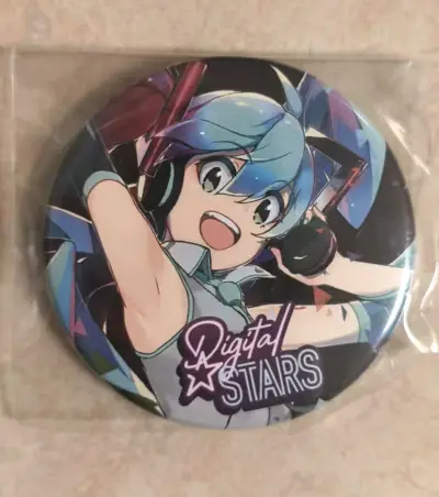 刚收到一箱挖煤姬来的小快乐，这次入手了三件心头好。两个徽章是意外的惊喜，最满意的是这张初回版CD，品相完美，还附赠了特典。这些小物摆在一起特别有成就感。在煤炉蹲守还是值得的，总能以不错的价格收到保存良好的收藏品。满足！