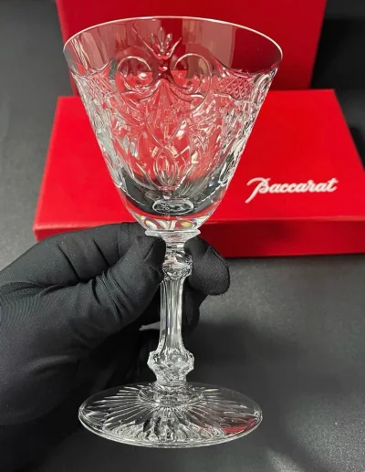 玛莲娜（Marennes）”是巴卡拉中只有拥有项目尖技术的M.O.F（法国顶尖优秀工匠）才能制作的巴卡拉高尖峰系列，用“平板凹印”手法刻下的花纹非常美丽，通过使用比研磨机通常使用的旋转盘更大的旋转盘深入挖掘，之后一边加热一边抛光，产生光泽，所有的切割纹路光滑无比，非...